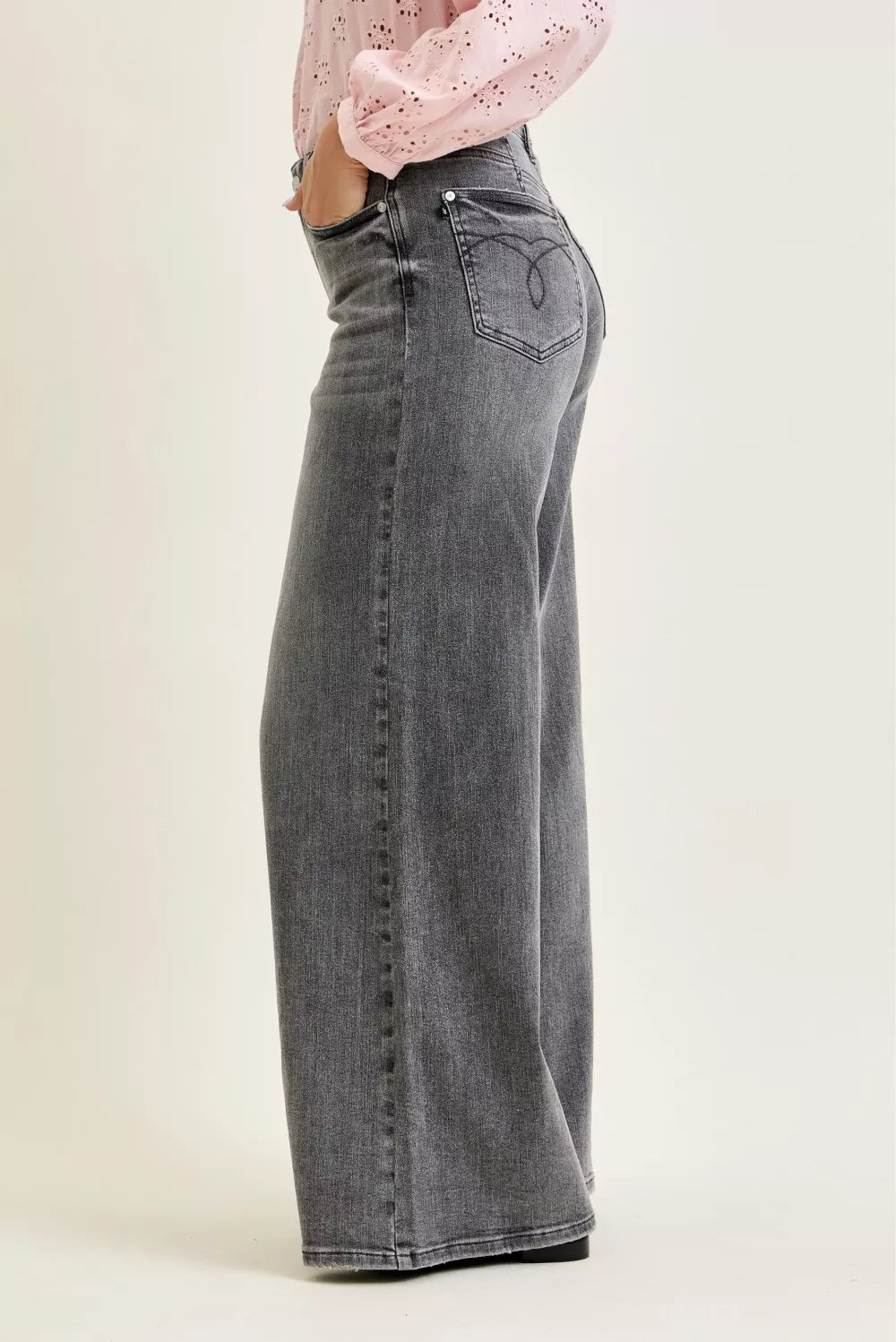 Mid-rise wide-leg gray denim jeans with back seam and stitched pockets