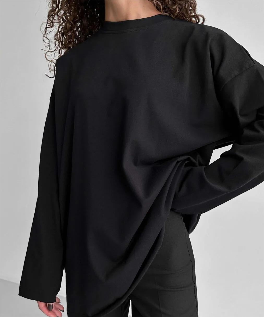 Black long-sleeve loose cotton T-shirt with crew neck and relaxed drape