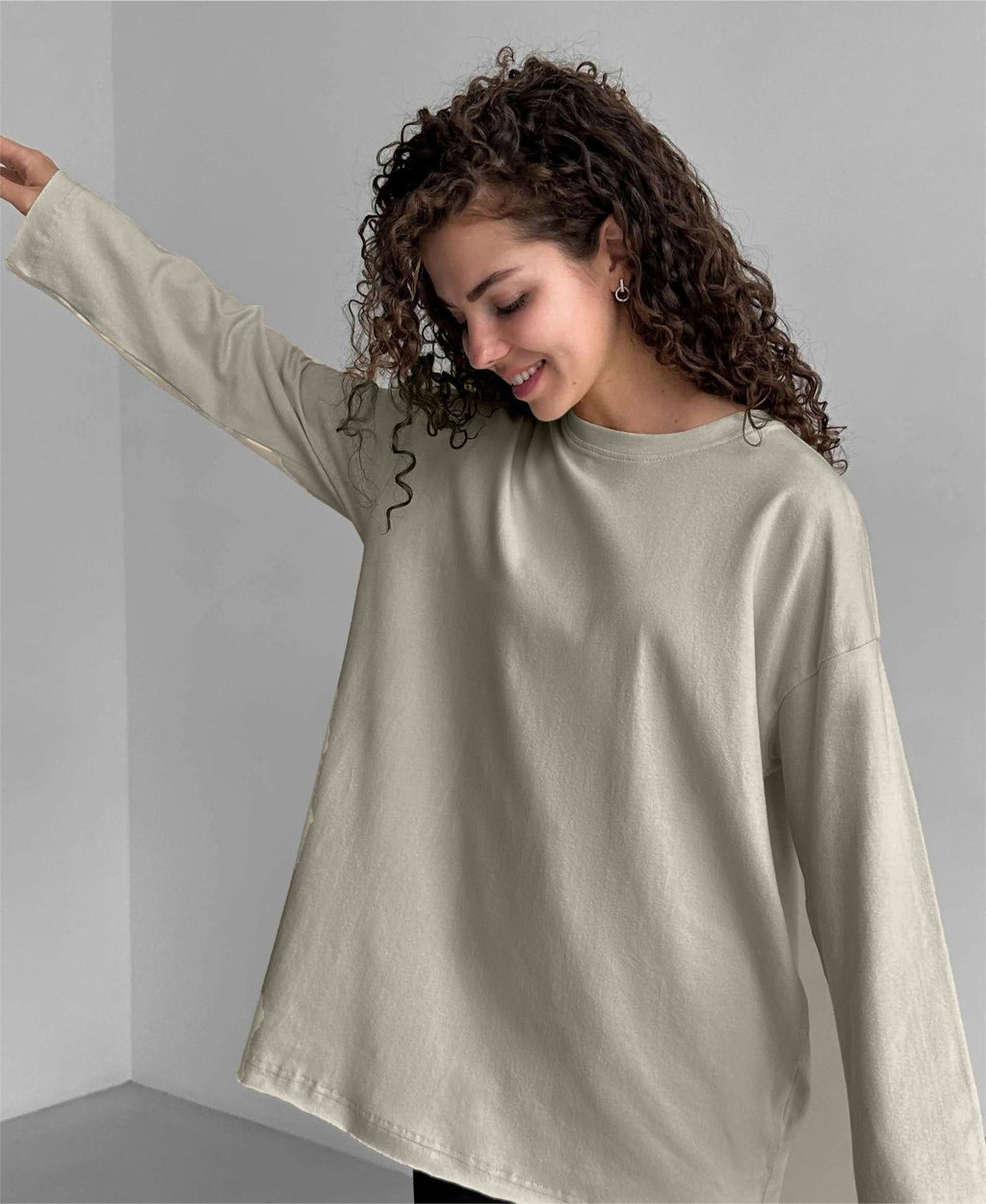 Cream long-sleeve loose cotton T-shirt with crew neck, slightly oversized fit