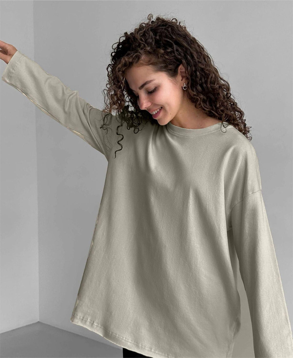 Cream long-sleeve loose cotton T-shirt with crew neck, slightly oversized fit