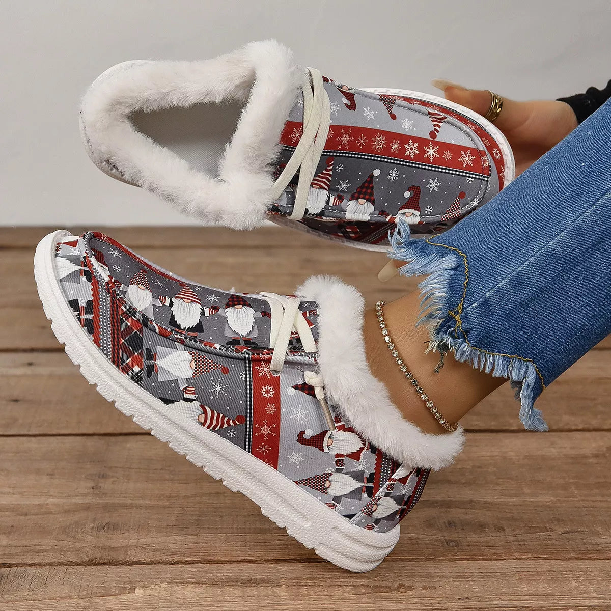 Low-cut Christmas print sneakers with faux fur lining and white lace-up sole