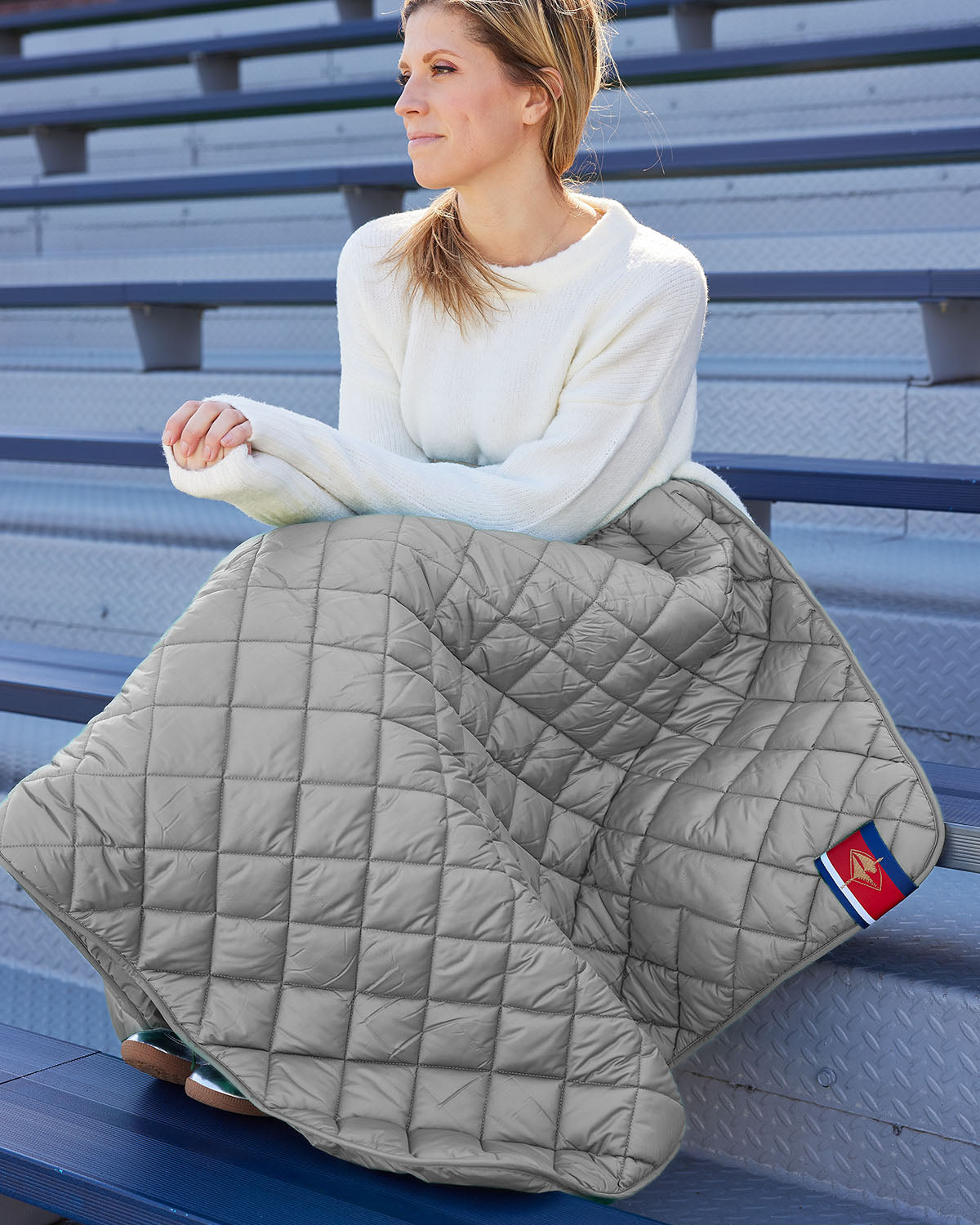 Waterproof puffer blanket with pockets, light gray quilted blanket