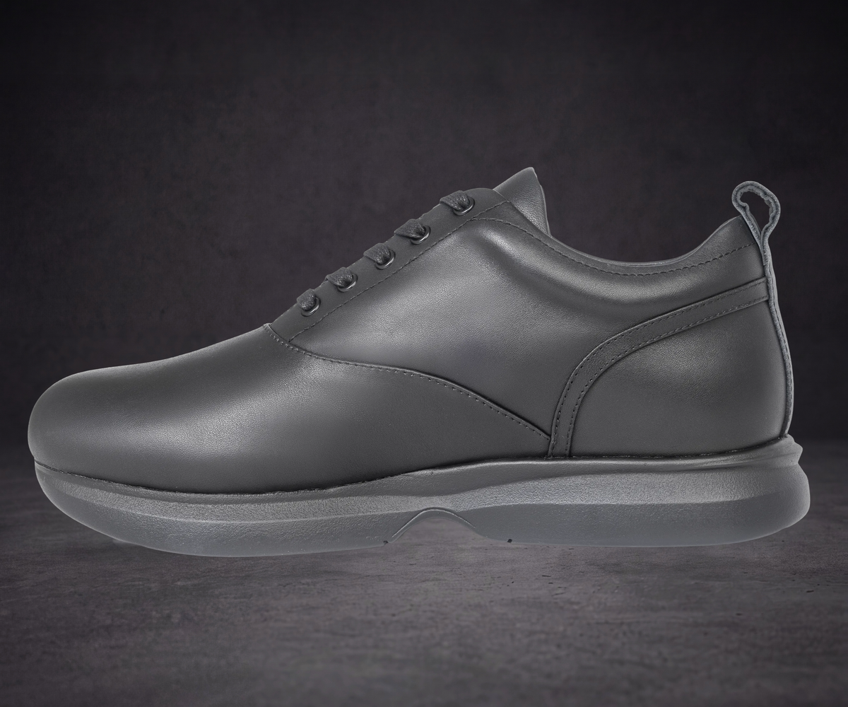 WOA low-top dress sneaker in dark leather, rounded toe and lace-up front