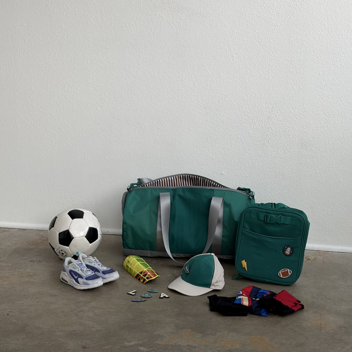 Kids lunch box set in dark green with handle bag, pouches, and accessories