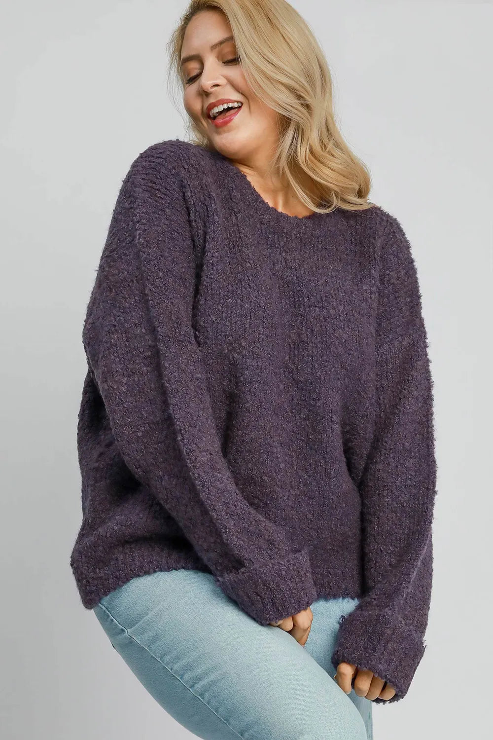 Mauve boucle plus size sweater with round neck and long cuffed sleeves