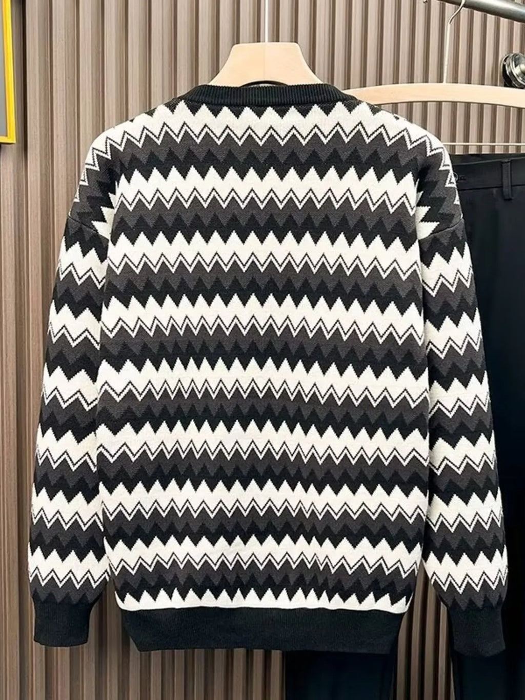Men's plus size striped round-neck sweater, black and white zigzag chevron back