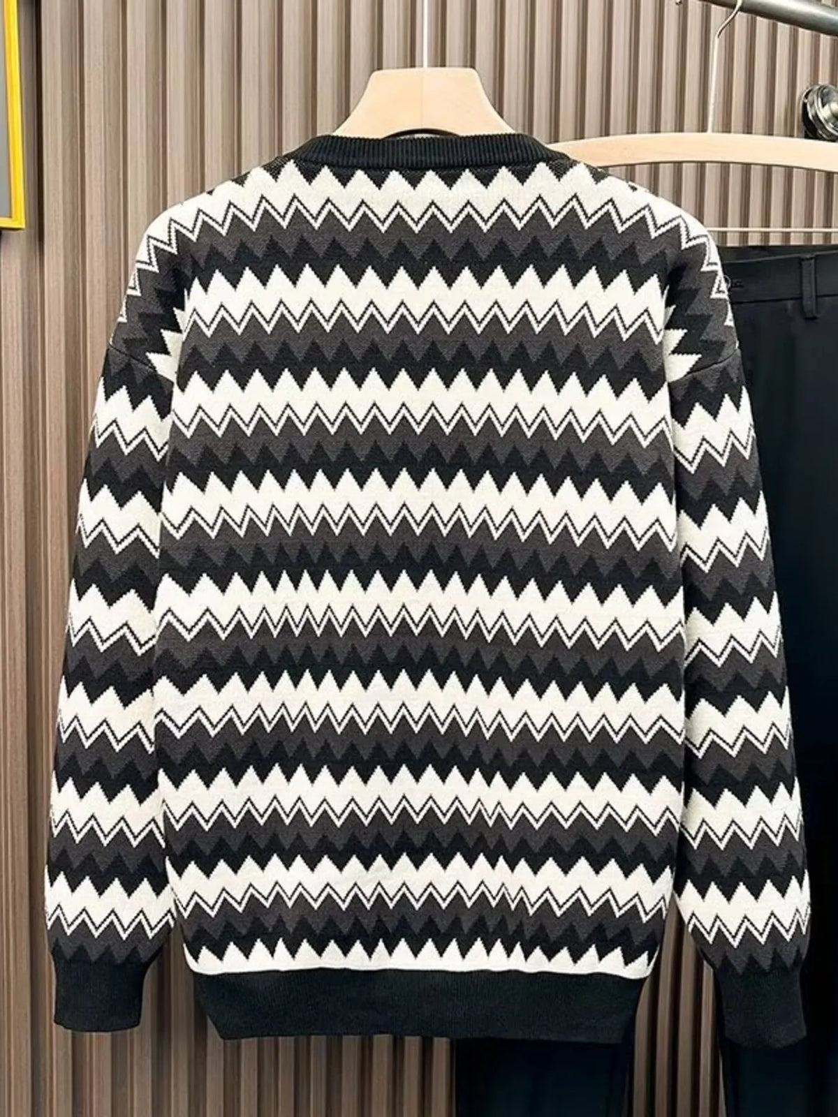 Men's plus size striped round-neck sweater, black and white zigzag chevron back