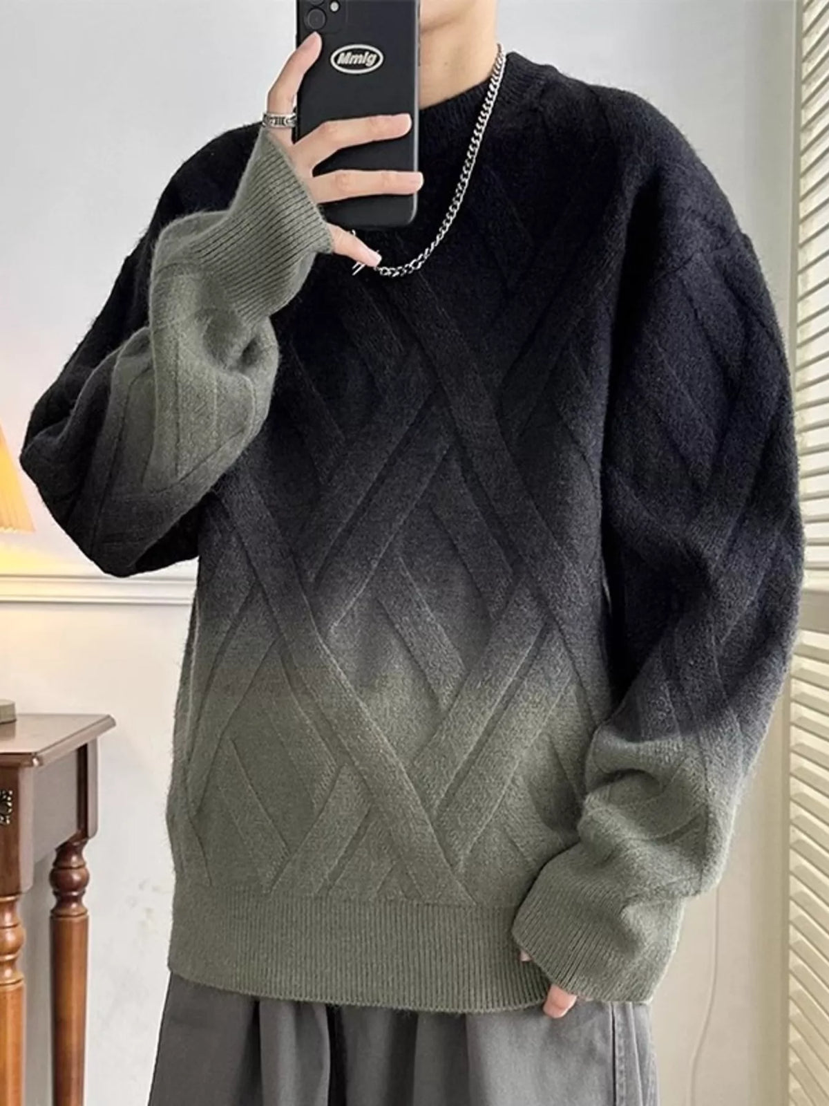 Men's plus size gradient round-neck sweater with diamond knit, dark to light gray