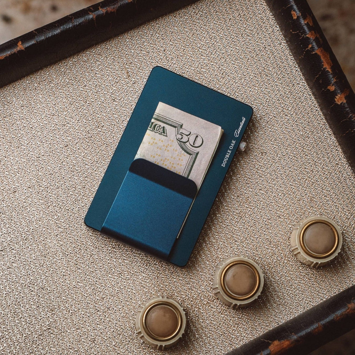 Blue pop-up cardholder with a 30€ bill insert and blank front panel