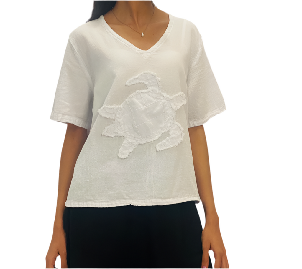 White cotton gauze V-neck short-sleeve top with turtle applique