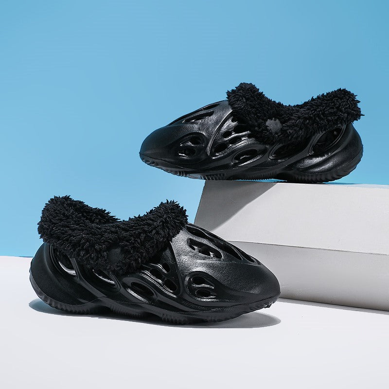 Kids’ cotton hole shoes with fuzzy lining, black slip-on clogs, side view