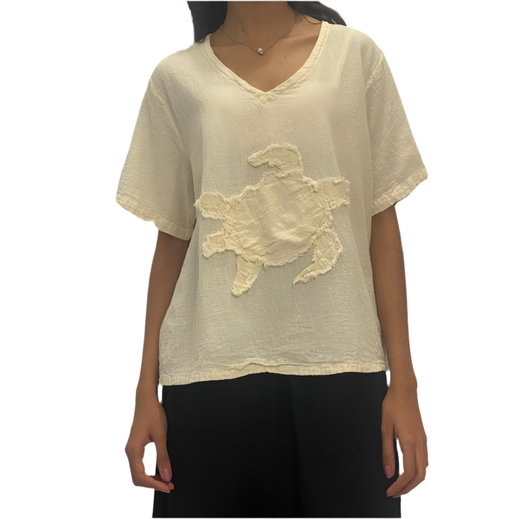 Cream cotton gauze V-neck short-sleeve top with turtle applique