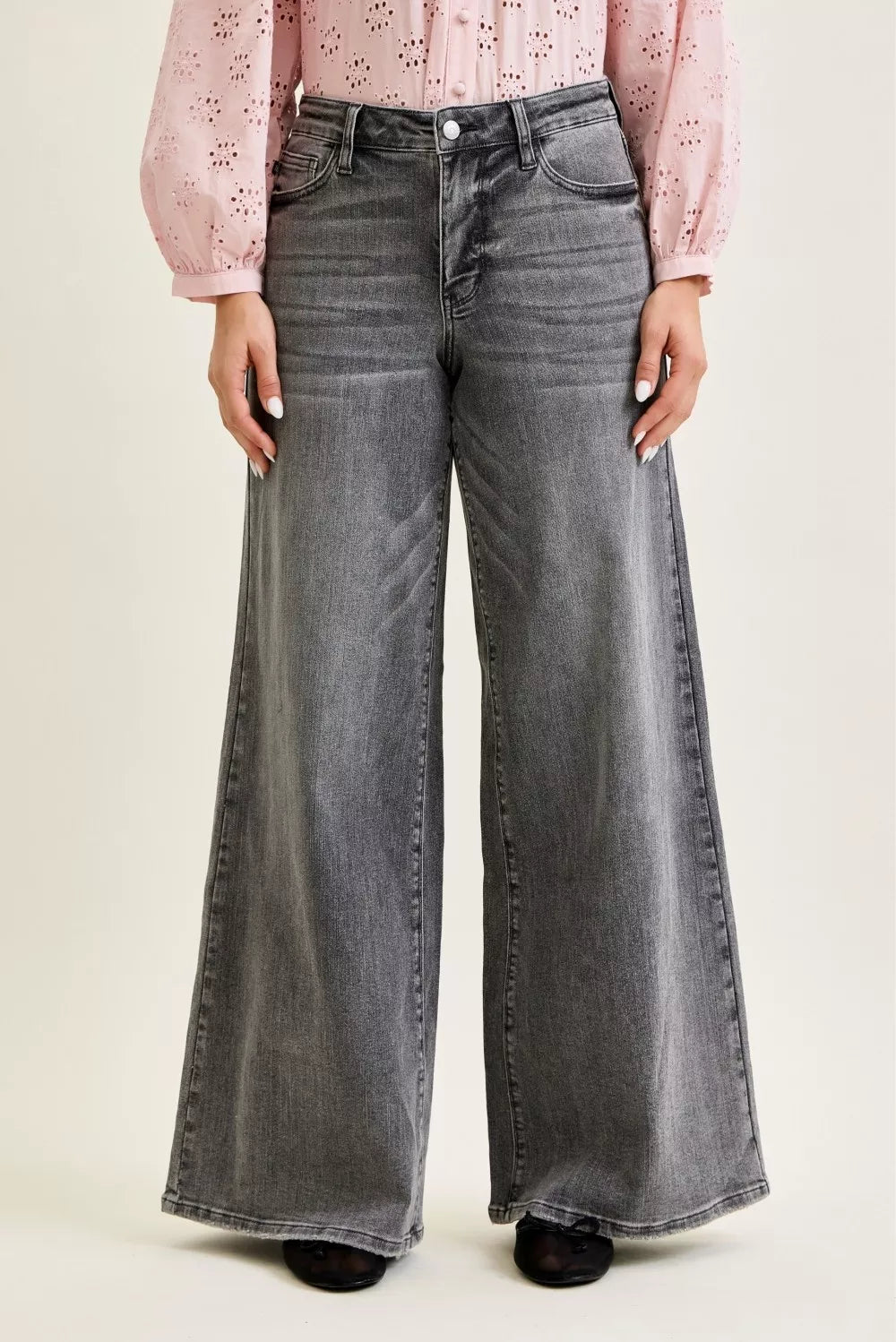 Mid-rise wide-leg gray denim jeans with button fly and front pockets