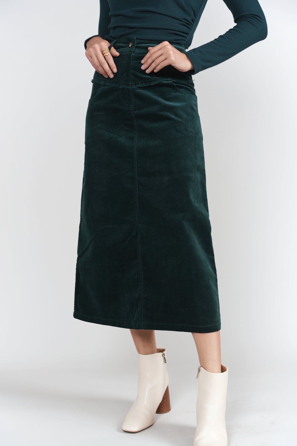 Emerald high-waisted corduroy midi skirt with hip pockets, front seam