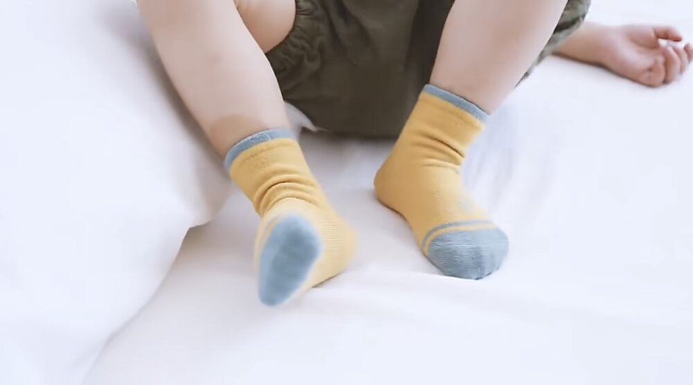 Kids wearing mustard and light blue ankle socks with contrasting bands