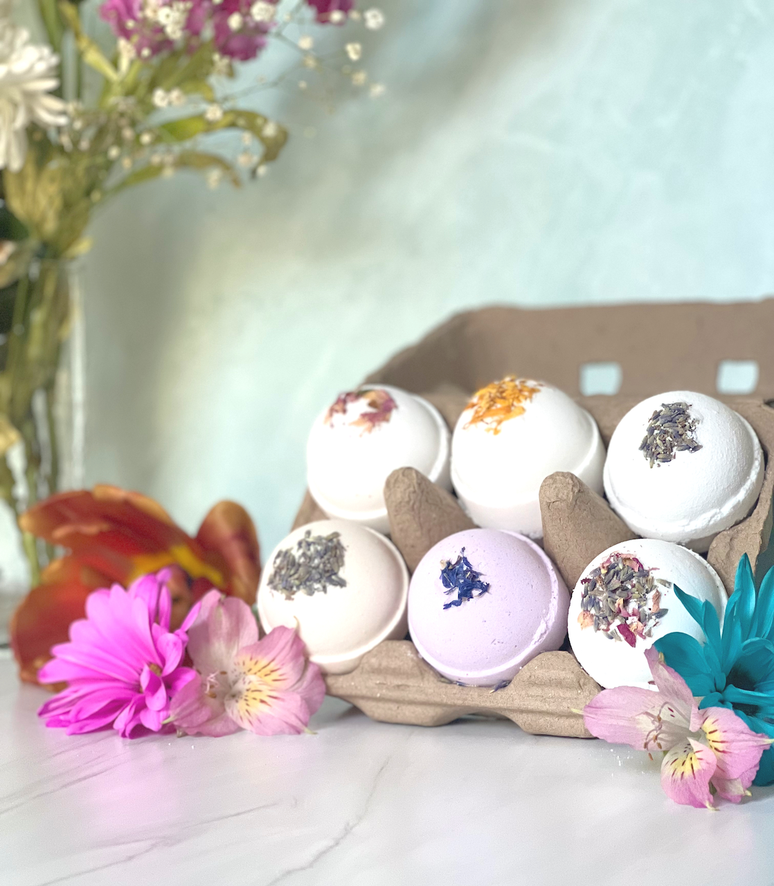 Mini bath bomb bundle in kraft tray with pastel bath bombs and decorative flowers