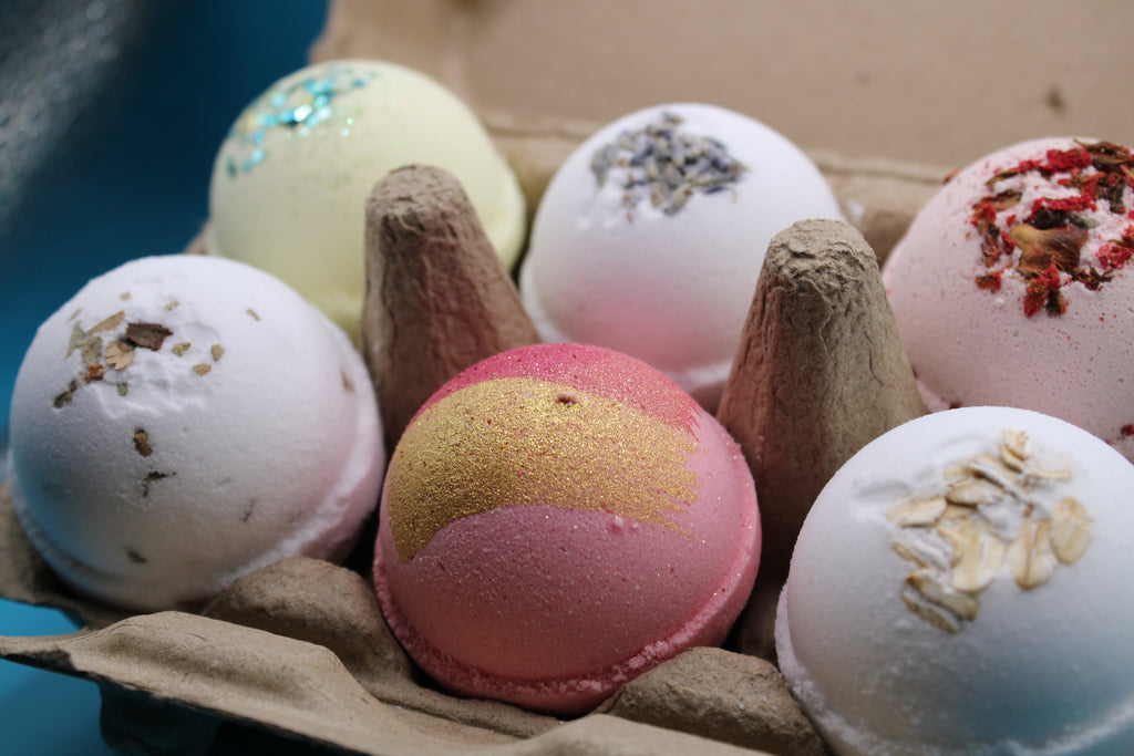 Mini bath bomb bundle tray with close-up pastel bath bombs and glittery tops