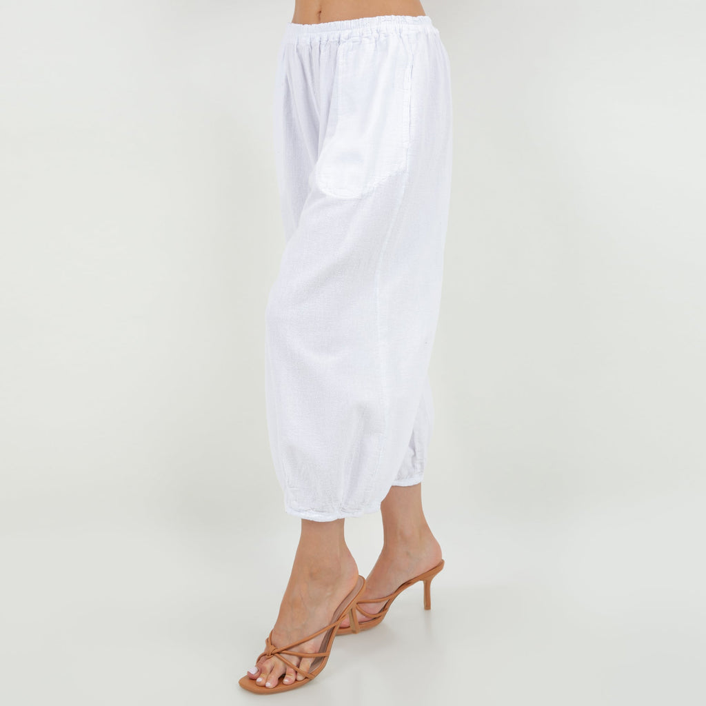 White cotton gauze capri pants with elastic waist and side patch pocket