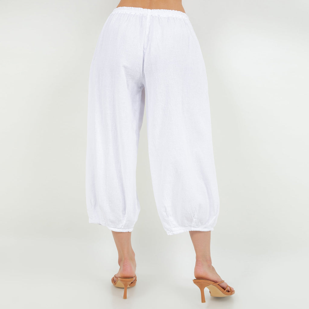 White cotton gauze cropped pants with elastic waist and roomy tapered legs