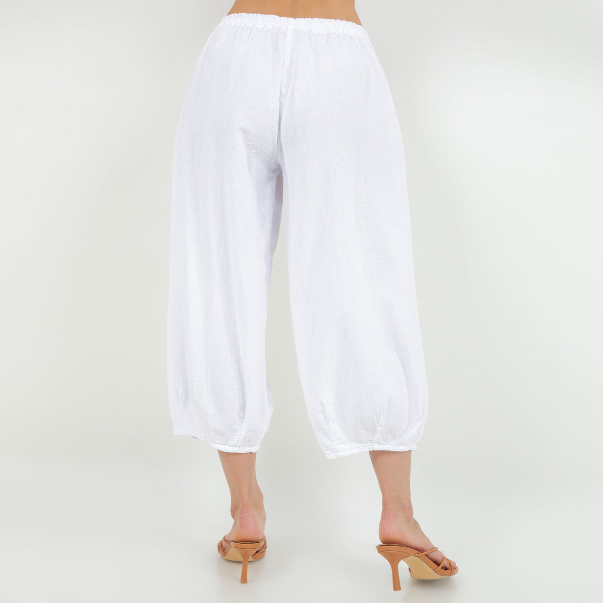 White cotton gauze cropped pants with elastic waist and roomy tapered legs