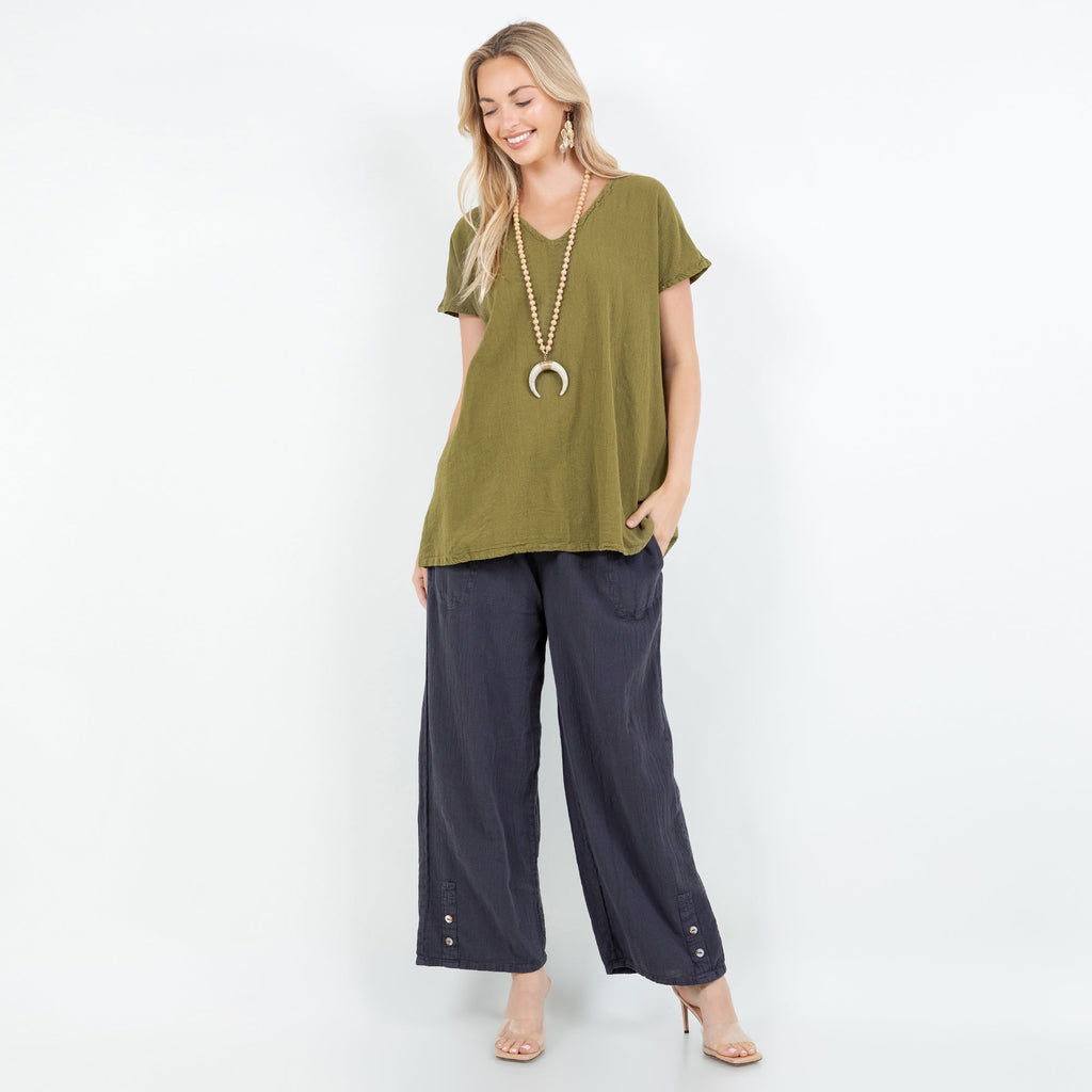 Olive cotton gauze top with V-neck and short sleeves, airy drape and curved hem