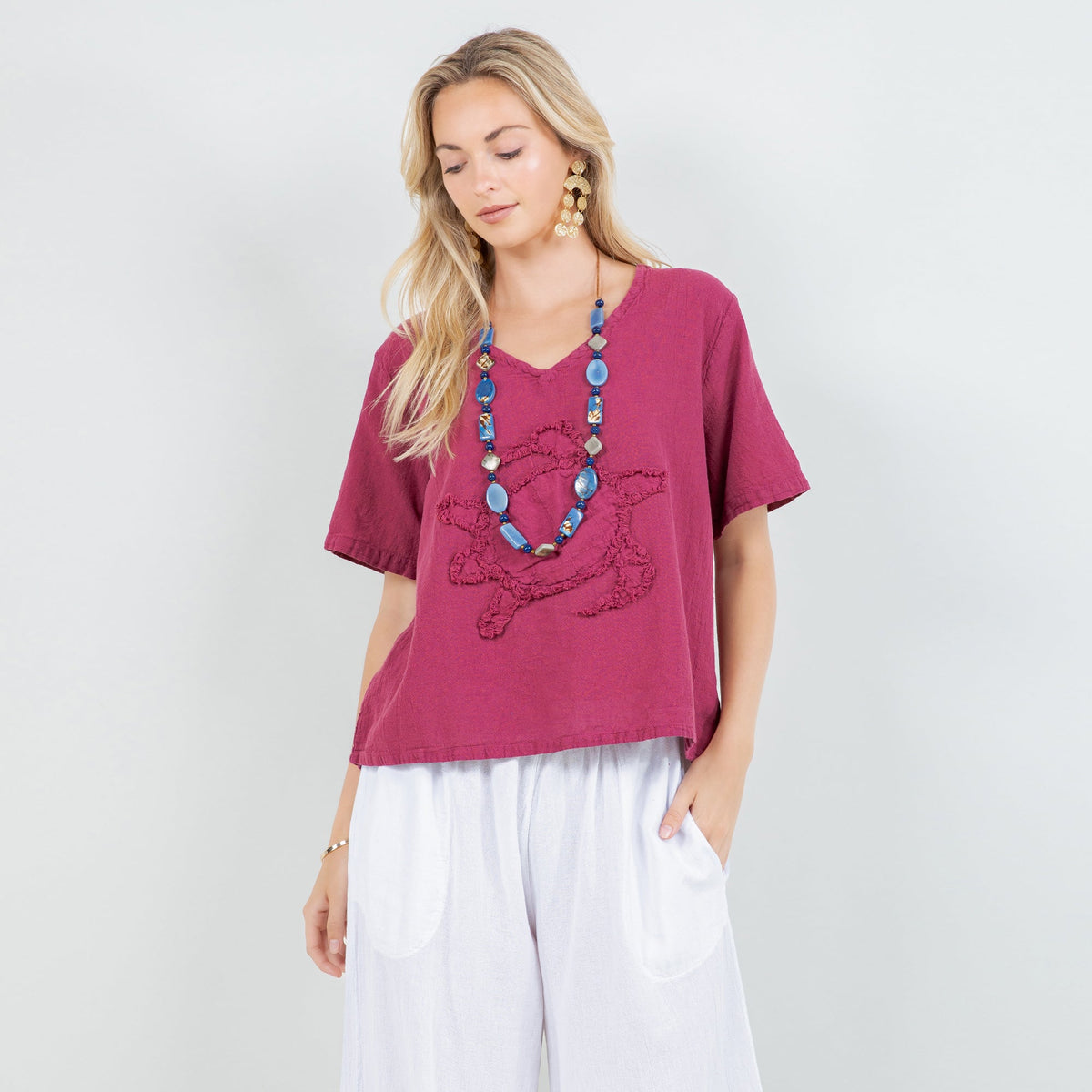 Women's cotton gauze turtle top with short sleeves, V-neck, magenta with turtle applique