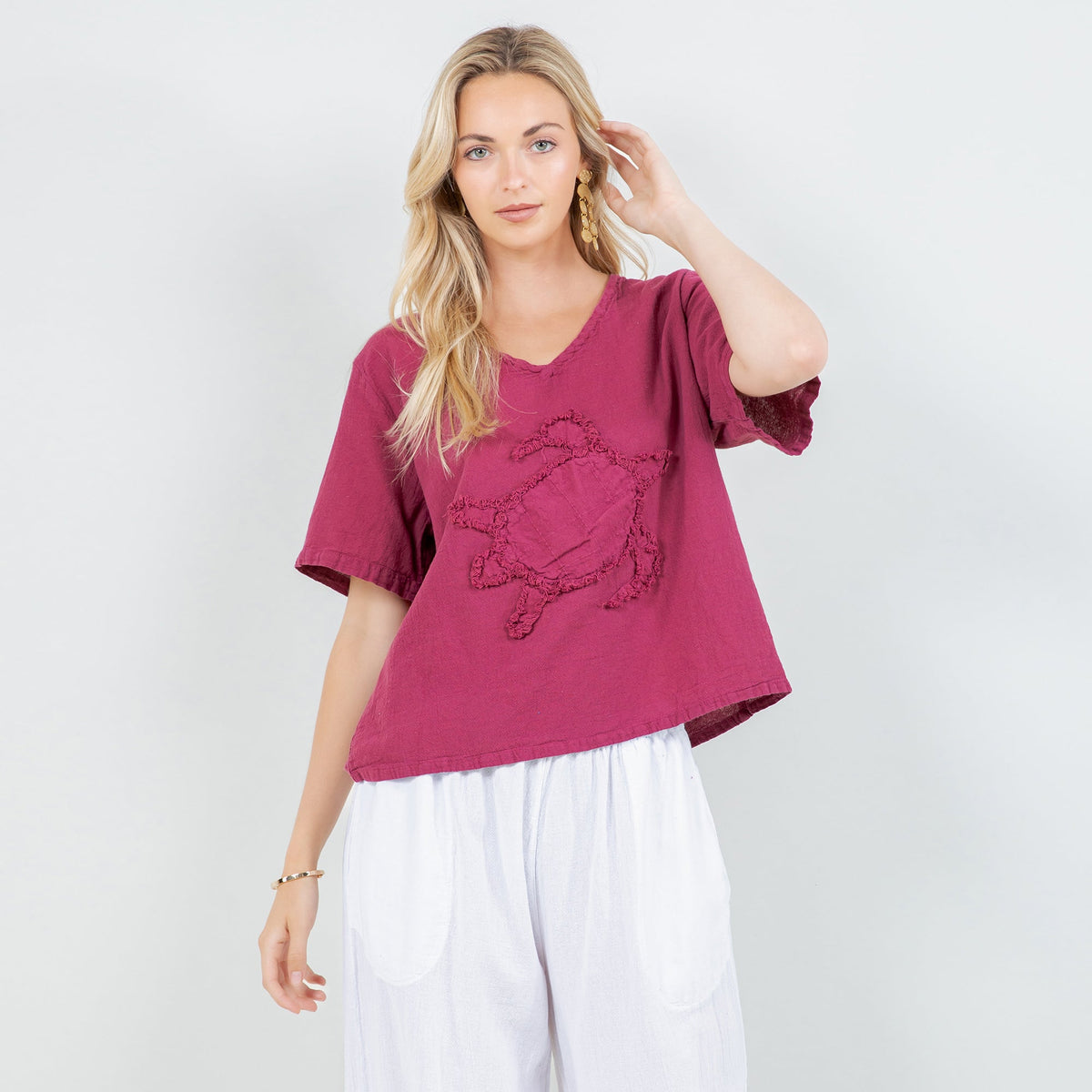 Women's cotton gauze turtle top with short sleeves, V-neck, magenta with turtle applique