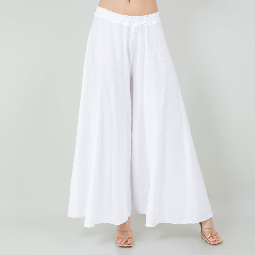 White cotton gauze Blanche pants close-up: elastic waist and wide-leg drape