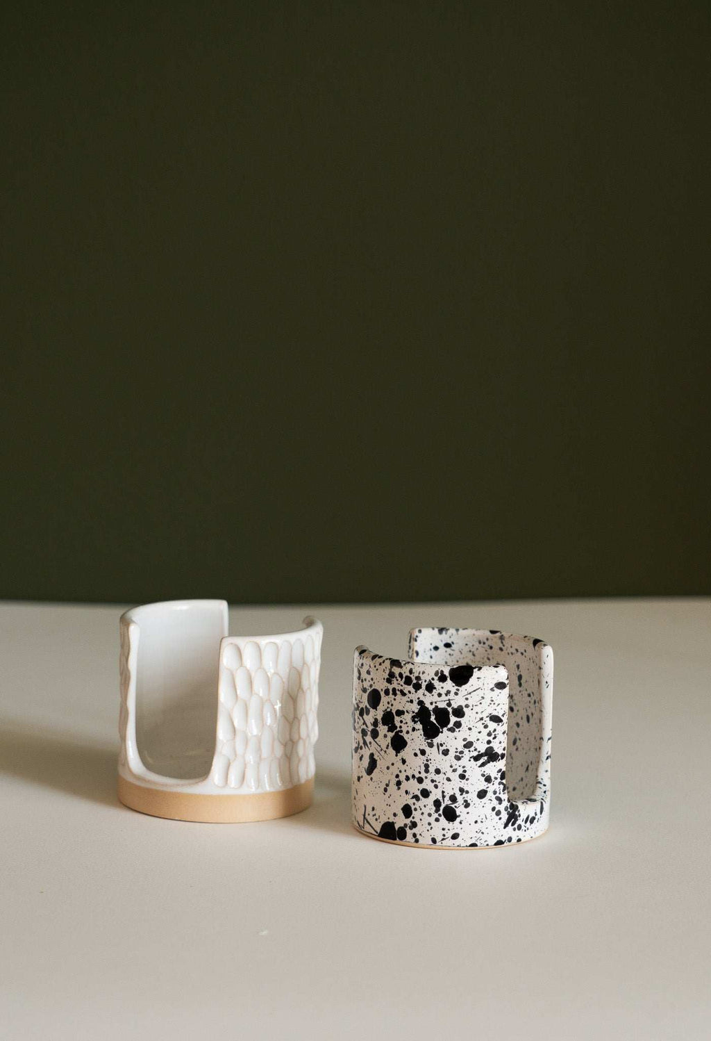 Ceramic sponge holder set with textured white and speckled black-and-white cups