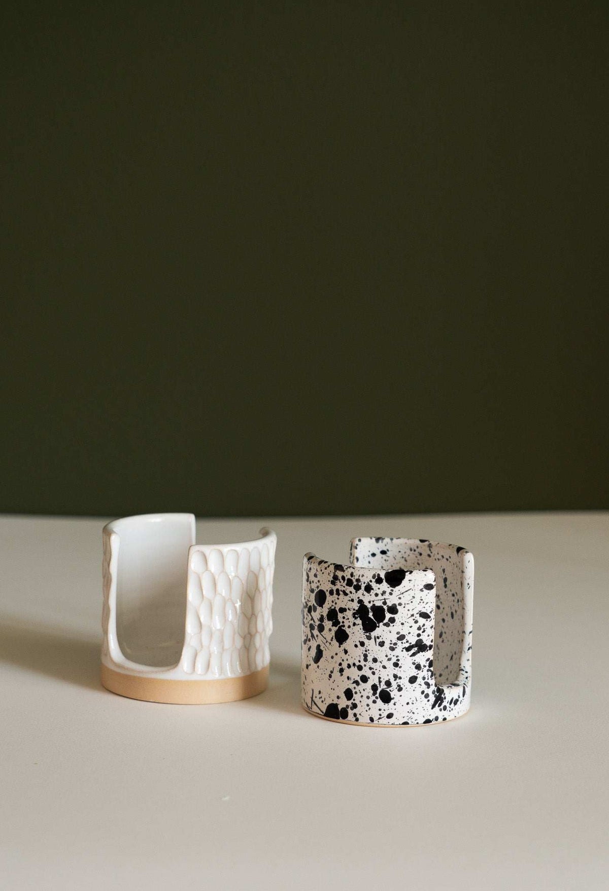 Ceramic sponge holder set with textured white and speckled black-and-white cups