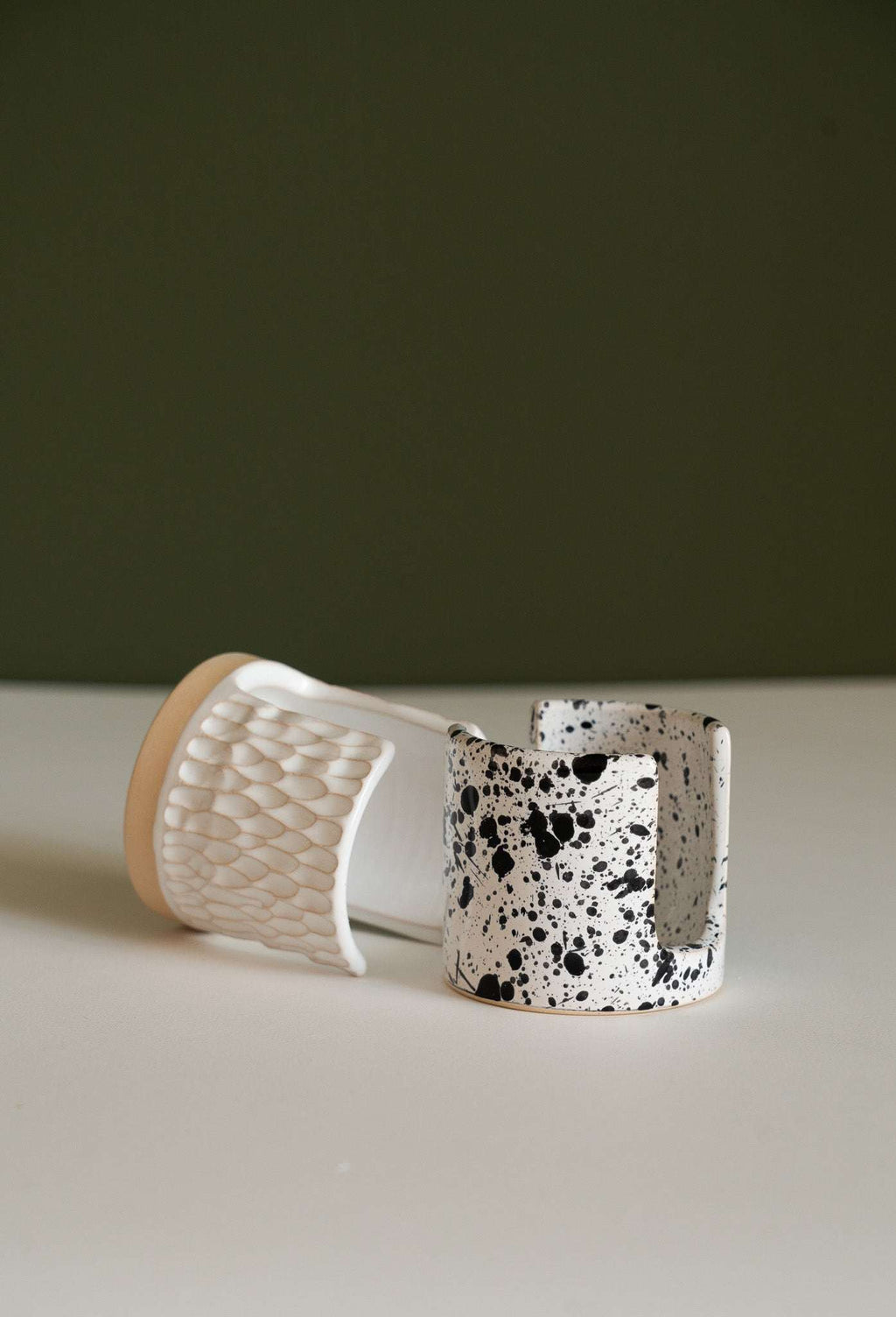 Ceramic sponge holder pair: textured white and speckled black-and-white cups