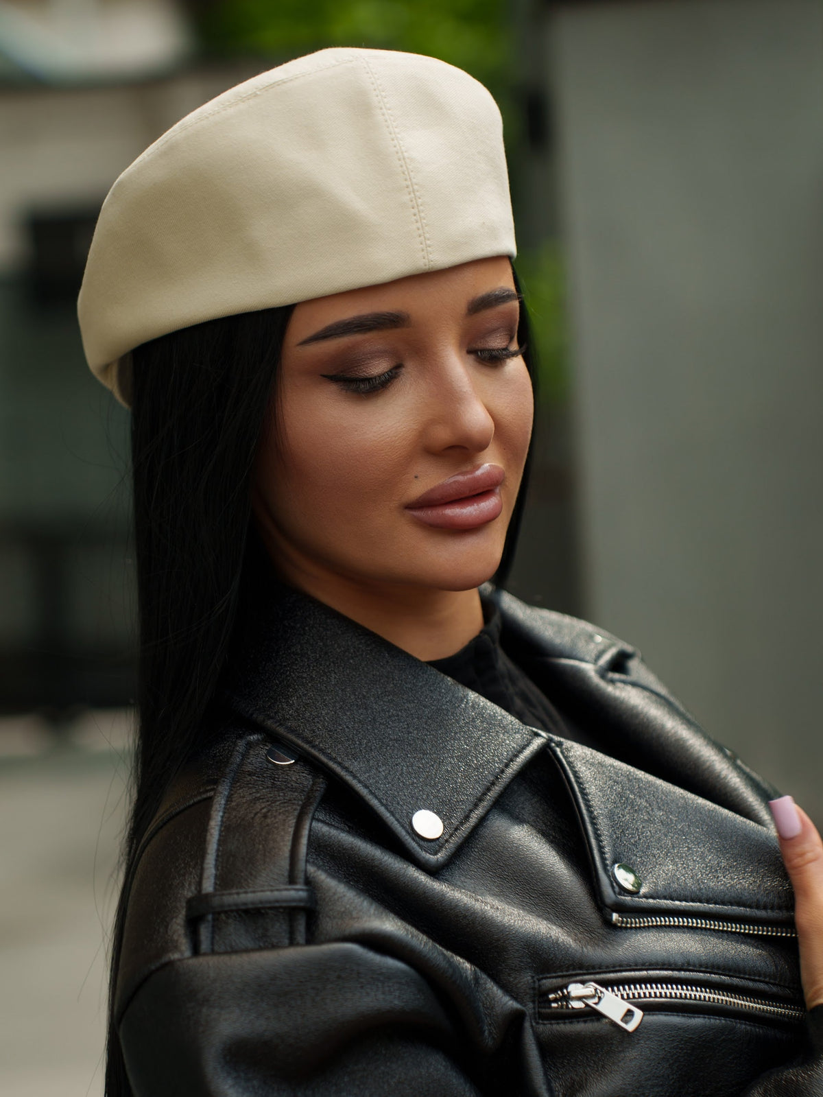 Ivory cotton hat with angled brim and smooth stitched edge