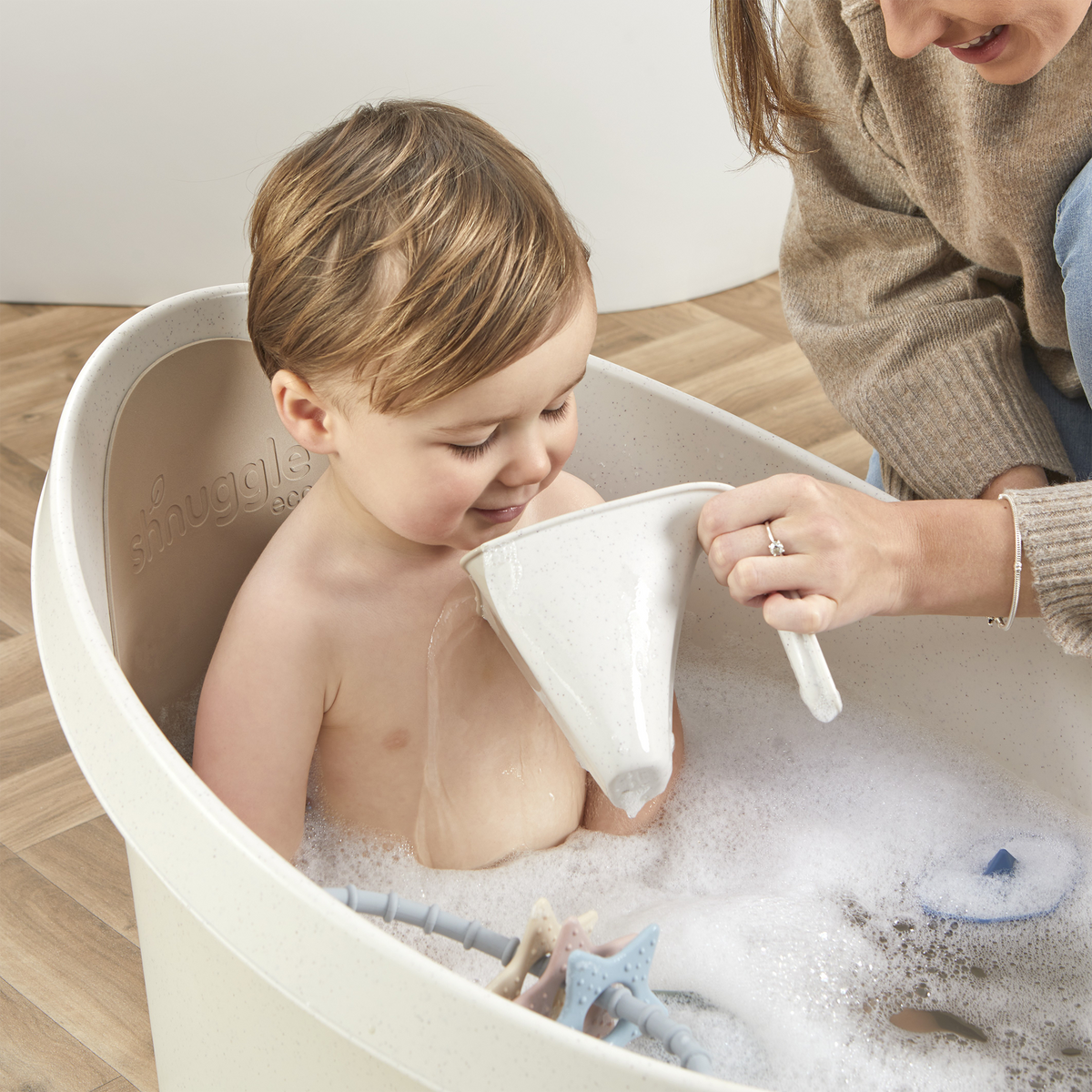 Toddler bath tub with child seated and backrest insert