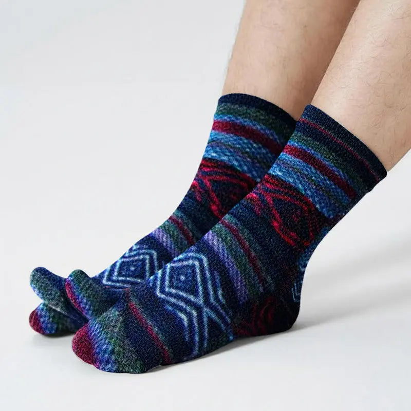 Fleece tabi socks with Nordic zigzag stripes and split toe, dark blue and red