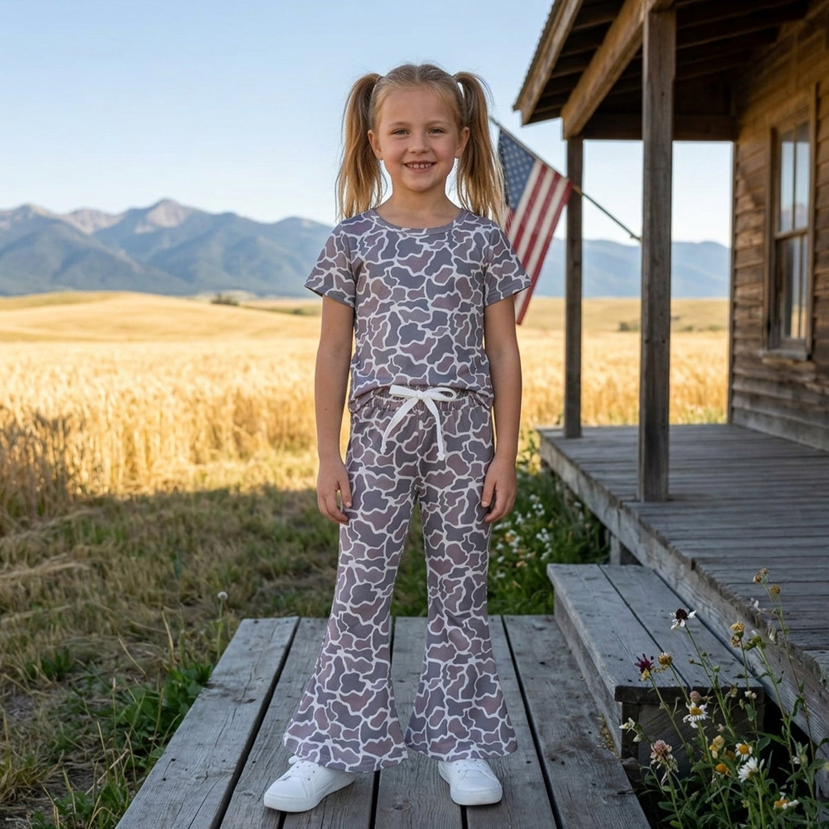 Kids girls camo short-sleeve top and flared pants set, dark grey with light pattern