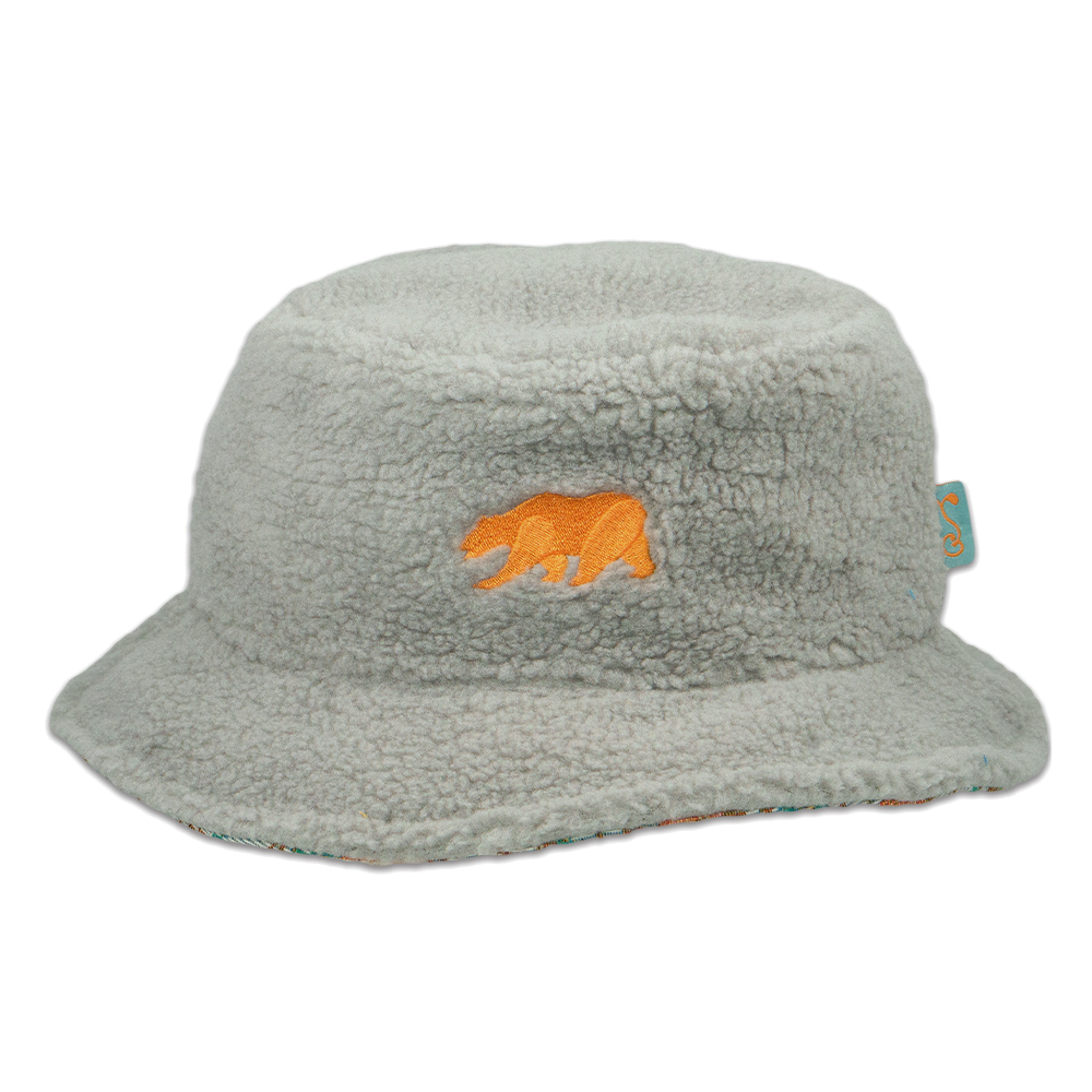 Reversible bucket hat in light gray sherpa with orange bear logo