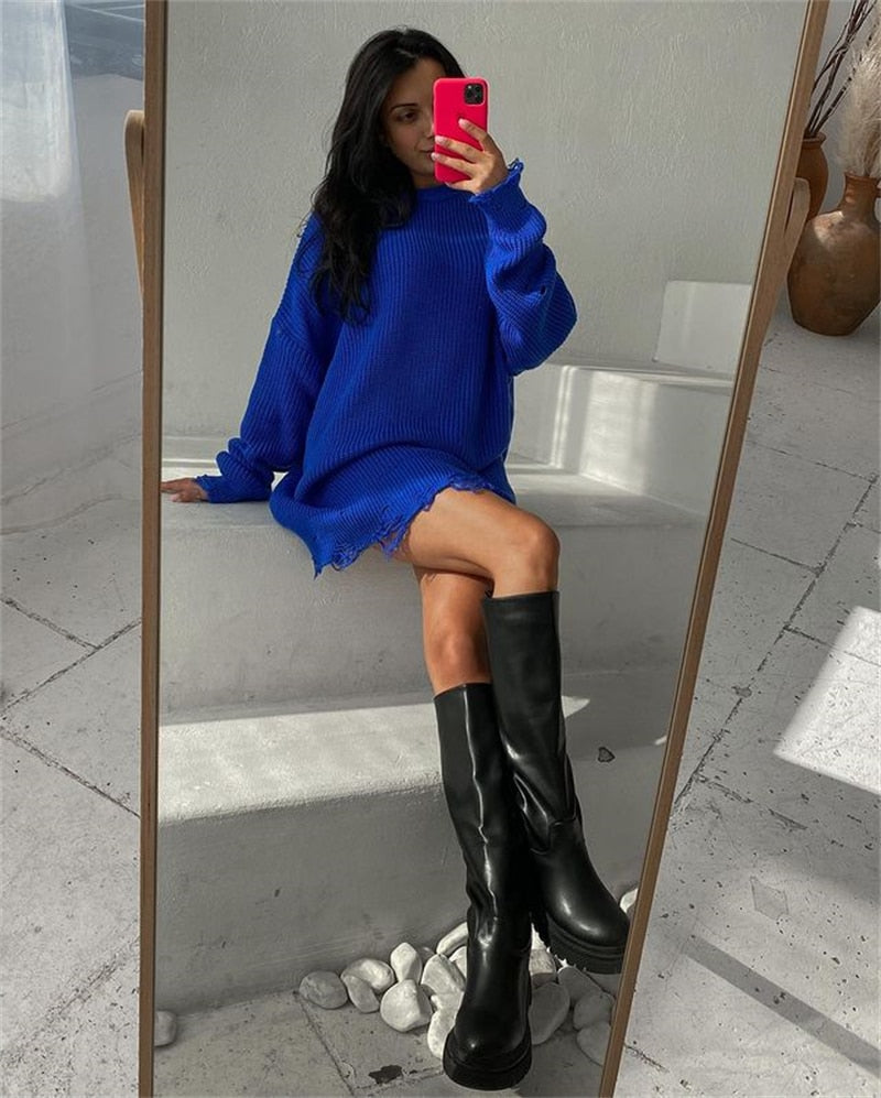 Blue oversized knitted O-neck mini sweater dress, long sleeves, frayed hem