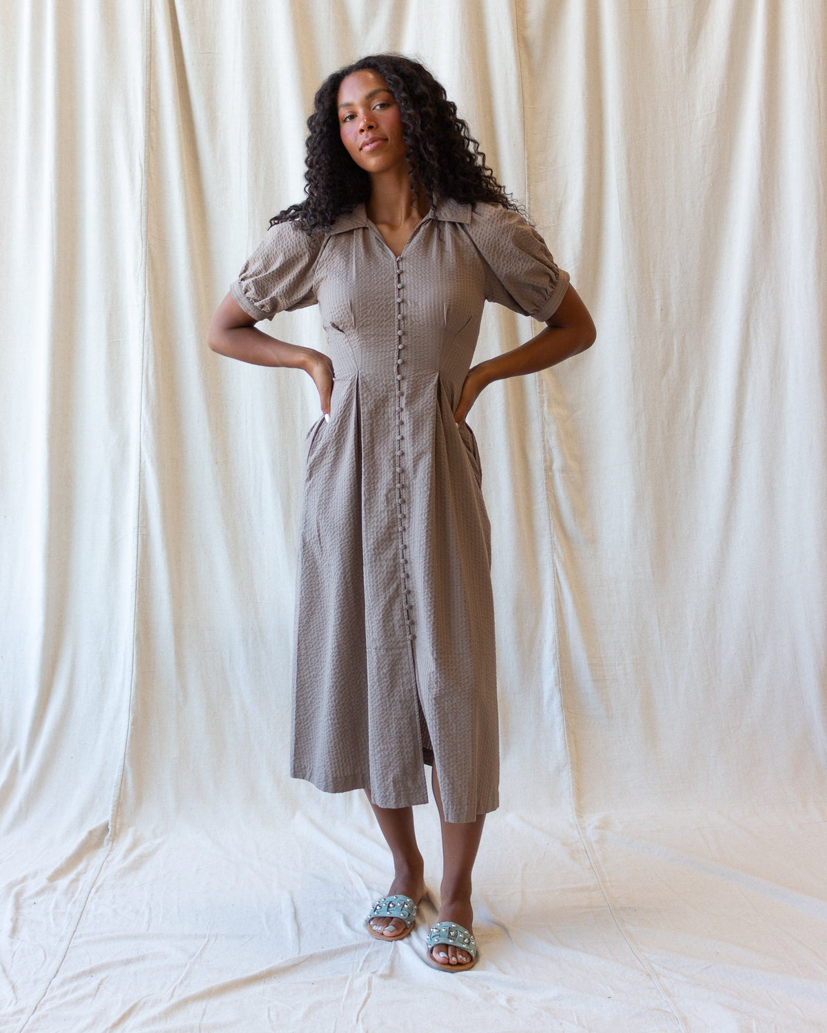 Women's field dress in pine bark, button-front midi with cuffed puff sleeves and collar detail