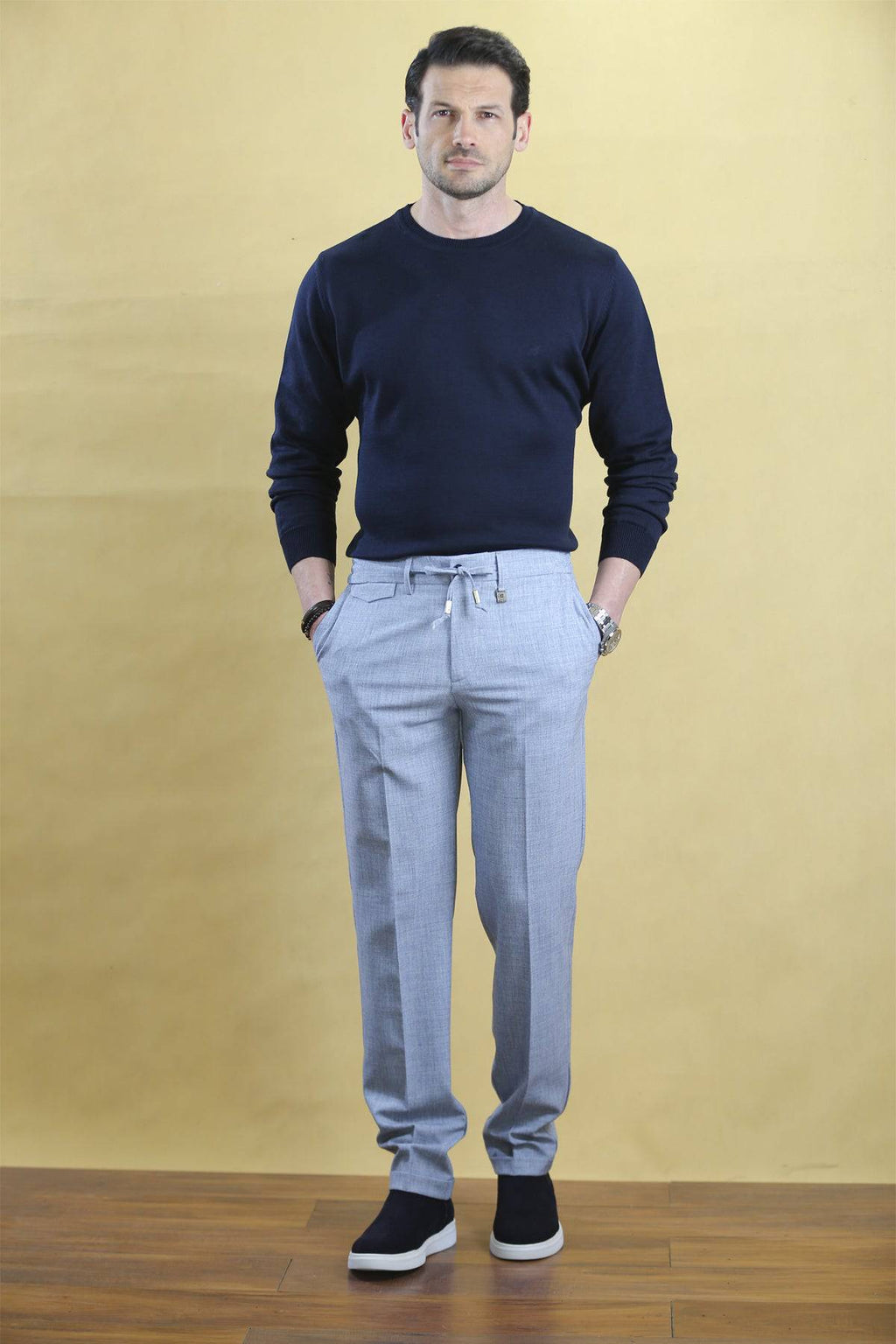 Caravan navy crewneck sweatshirt, ribbed cuffs and neckline