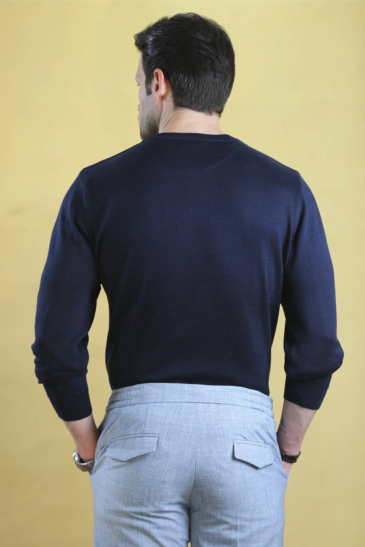 Navy crewneck sweatshirt with plain back and ribbed cuffs