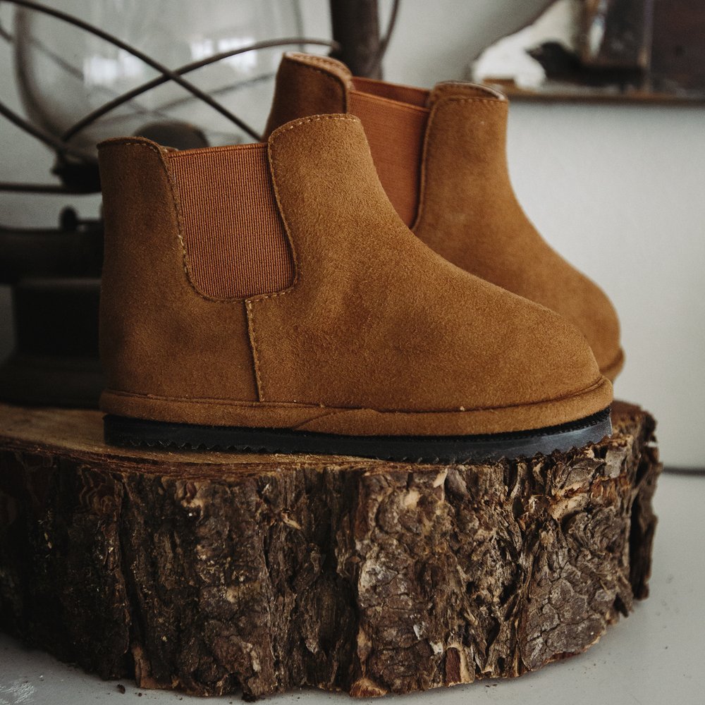 Kids brown suede Chelsea boots with elastic gore and low tread sole