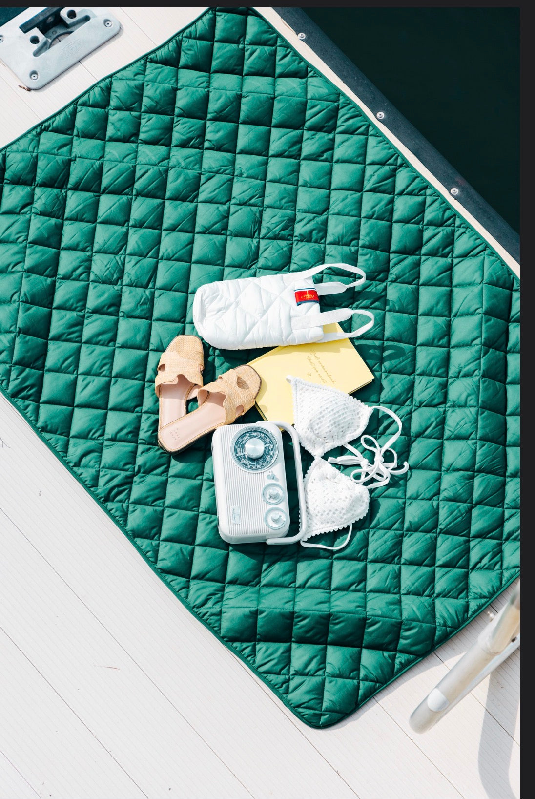 Waterproof puffer blanket with pockets, green quilted blanket with pocket accessories
