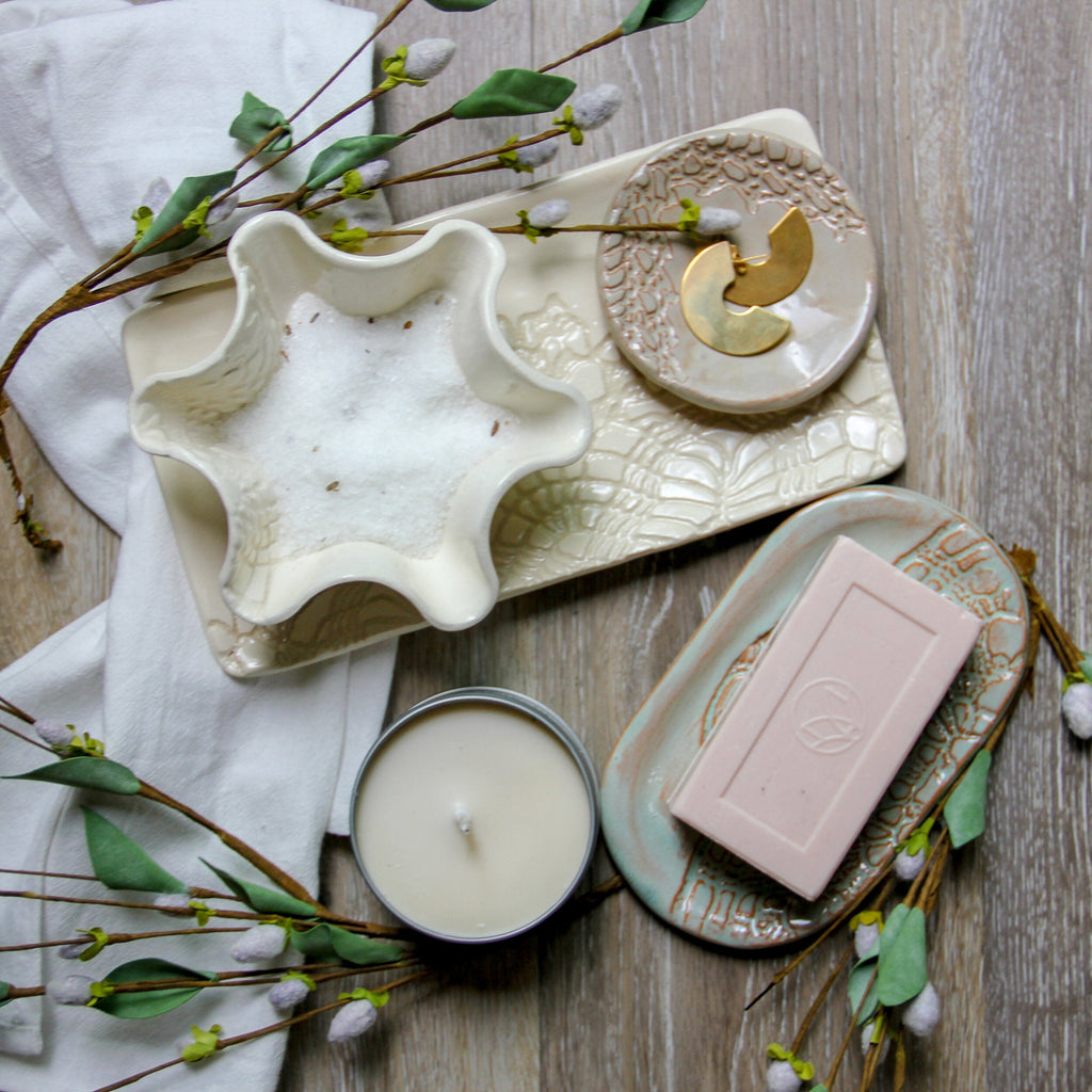 Ceramic soap dish tray with textured leaf glaze, white soap bar resting on top