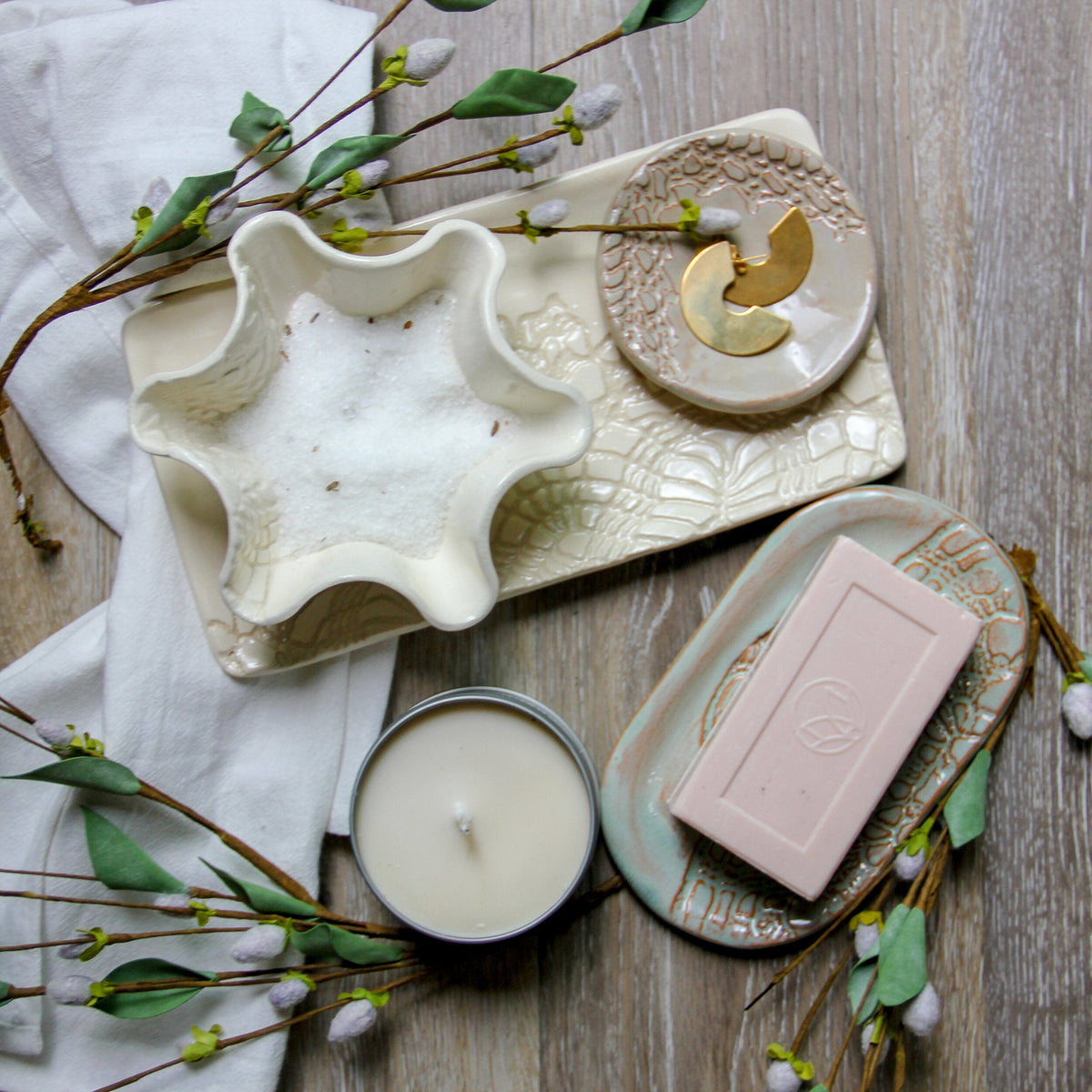 Ceramic soap dish tray with textured leaf glaze, white soap bar resting on top