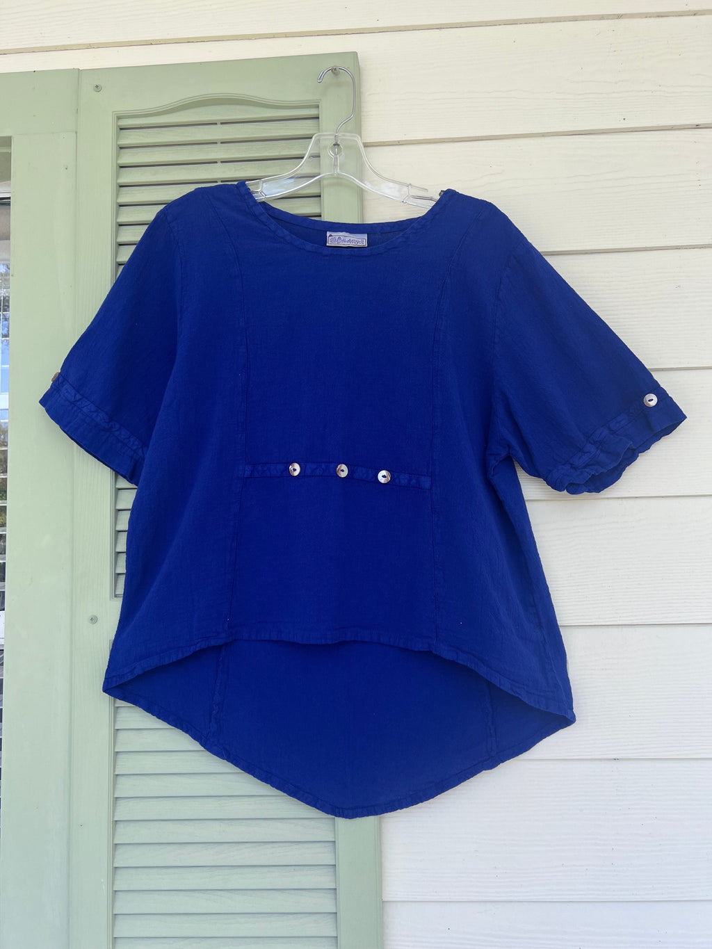 Women’s cotton gauze Kira top, blue, short sleeves, button-trim front, rounded hem
