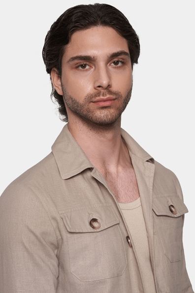Men's slim safari coat in natural beige, close-up of spread collar and flap chest pockets