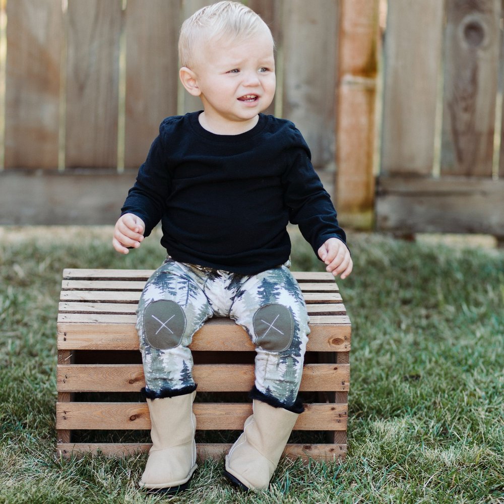 Kids’ beige slip-on snow boots with dark rubber soles