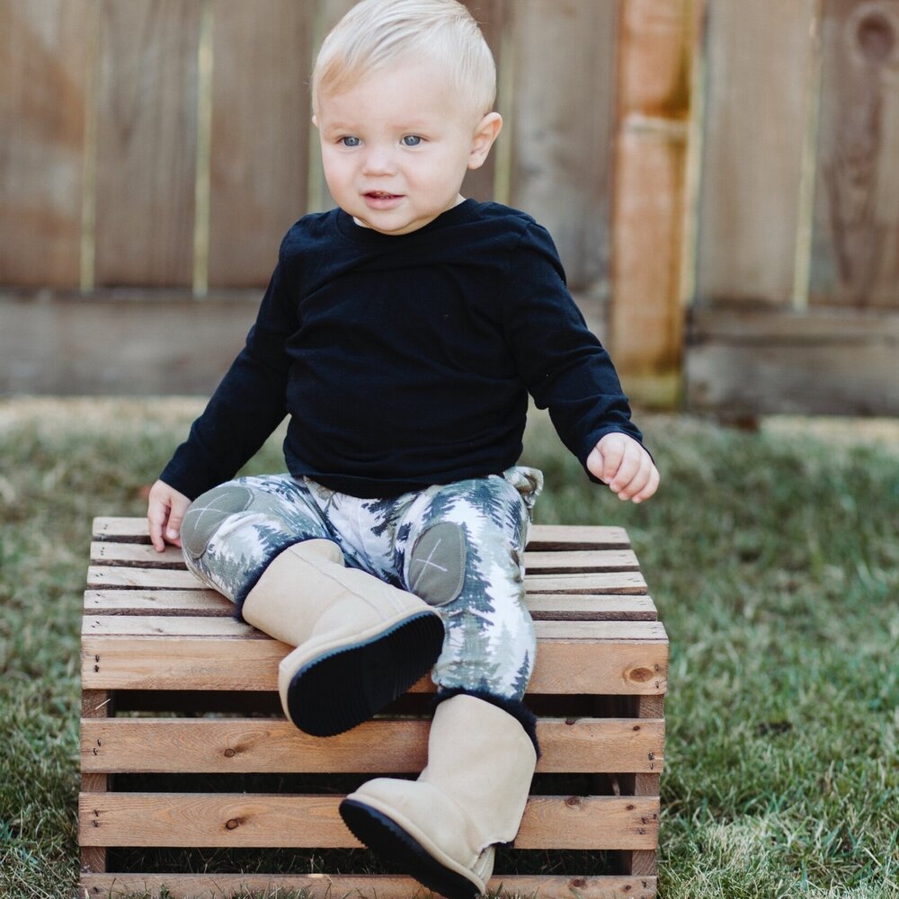Kids’ beige slip-on snow boots with dark rubber soles