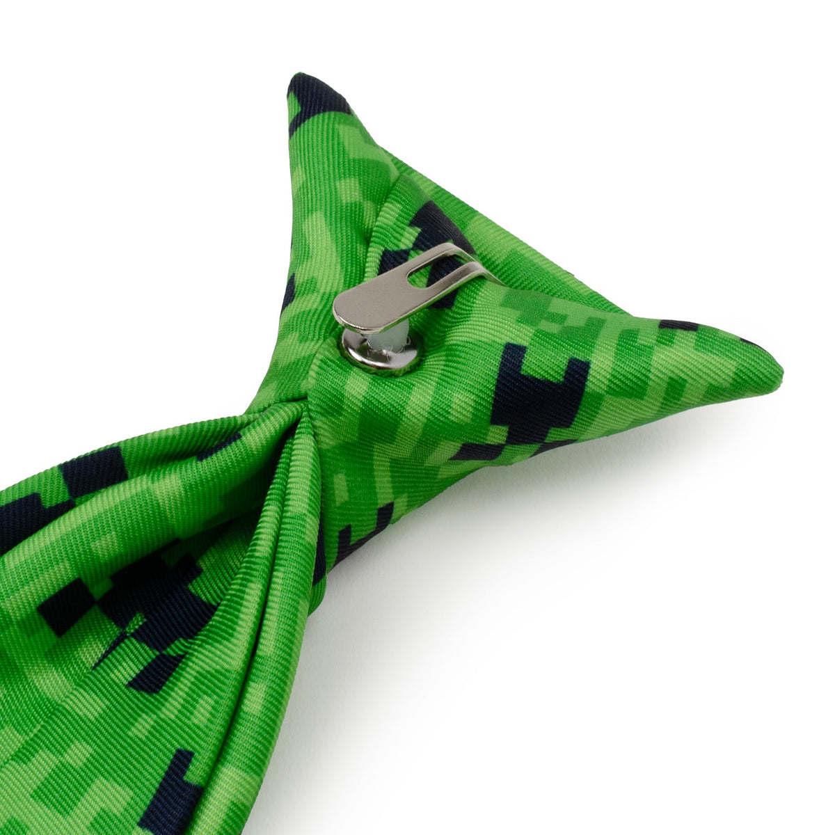 Green creeper-pattern tie with silver snap button at back