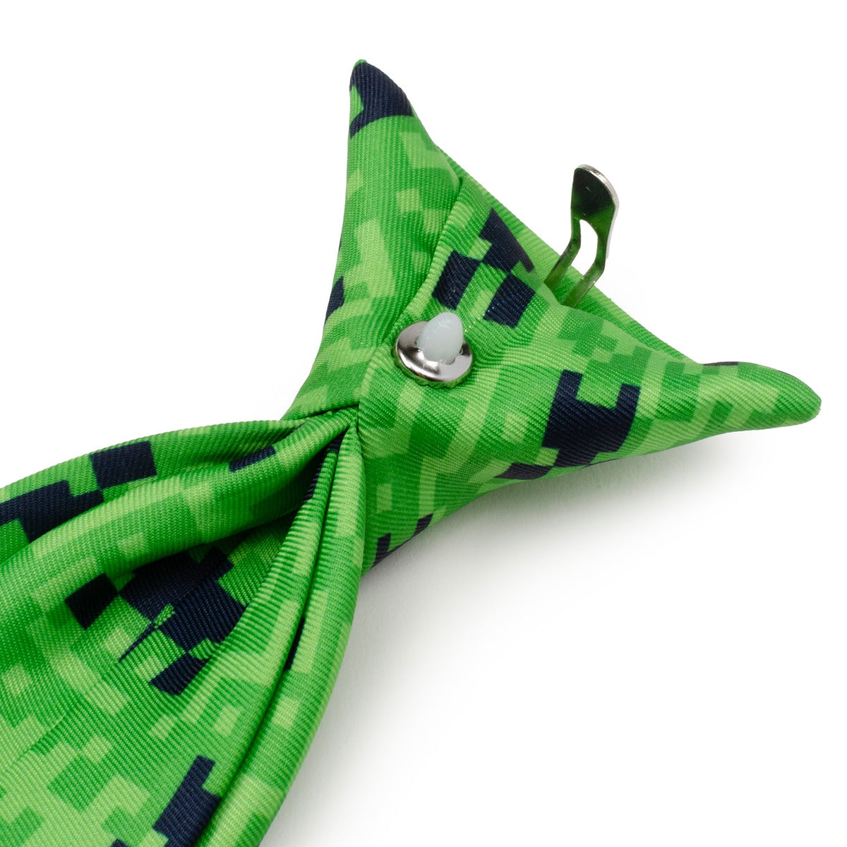 Green boys' tie with silver snap button and loop detail